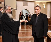 Erzpriester Miron (l.) und Pastor Ekkehart Vetter (r.) nahmen die Übergabe des Staffelstabs vor.