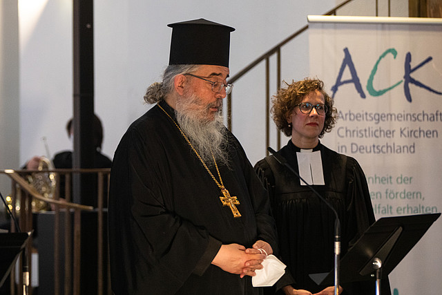 Der Vorsitzende der ACK in Deutschland, Erzpriester Radu Constantin Miron (l.) und die Vorsitzende der ACK Frankfurt, Pfarrerin Dr. Annegreth Schilling, eröffnen den ACK-Gottesdienst