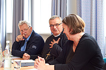 Bischof Wiesemann im Gespräch mit den Generalsekretären (Foto: M. McCullagh) 