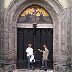 Der Vorsitzende der ACK in Sachsen-Anhalt, Kreisoberpfarrer Jürgen Dittrich, mit der Geschäftsführerin der Bundes-ACK, Dr. Elisabeth Dieckmann, an der Tür der Schlosskirche in Wittenberg. (Foto: E. Witt)