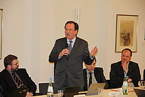 Prof. Uwe Swarat, Vorsitzender des DÖSTA 2006 bis 2015, verabschiedet sich von der Mitgliederversammlung.