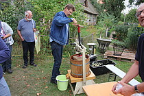 Beim Markt der Möglichkeiten bot der Verein "Backstein Geist und Garten" Saft aus Äpfeln des Pfarrgartens an, Foto: ACK