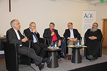 Von links nach rechts: Diözesancaritasdirektor H.-J. Eberhardt (Mainz), Präsident U. Lilie (Berlin), Moderator A. Brummer, Pastor M. Noss (Berlin), Erzpriester C. Miron (Köln), Foto: ACK