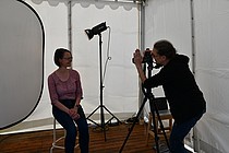 Die Geschäftsführerin der ACK in Thüringen, Charlotte Weber, lässt sich für die Fotoaktion porträtieren. 
