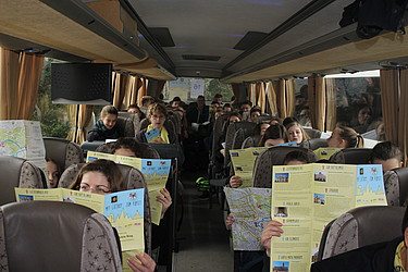 Das Projekt Mit Luther zum Papst: unterwegs im Bus. Foto: Arbeitsstelle für Jugendpastoral, Bistum Magdeburg. 