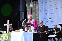 Weihbischof Dr. Nikolaus Schwerdtfeger beim Vaterunser.