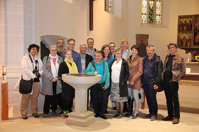 Die Mitglieder der nationalen und internationalen Arbeitsgruppe für die Gebetswoche in der Taufkirche Luthers in Eisleben. (Foto: ACK)