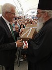 Als Dankeschön überreicht Erzpriester Radu Constantin Miron (re.) Ministerpräsident Kretschmann Frankfurter Wein