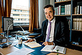 Prof. Dr. Thomas Söding am Schreibtisch