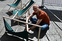Der Geschäftsführer des ÖRBB, Hans-Joachim Ditz, beim Aufbau der Liegestühle.