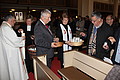 Licht der Welt und Salz der Erde - die Liturgen teilten in Bonn beim Gottesdienst zur Gebetswoche Kerzen und Salztüten aus, Foto: ACK