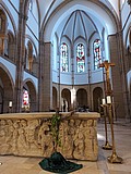 Am Altar in der Marienkirche in Landau.